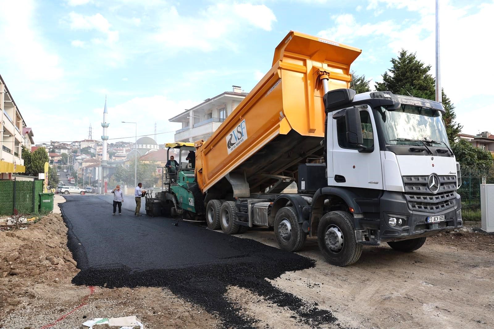 Erenler Beledi̇yesi̇ Ertuğrul Gazi̇ Caddesi̇ni̇ Asfalt İle Yeni̇li̇yor (6)