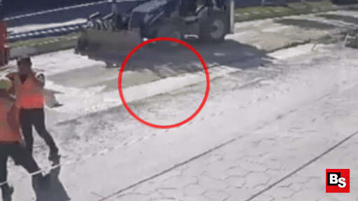 Dengesini kaybetti, su dolu kazıya düştü: Yardımına işçiler koştu!