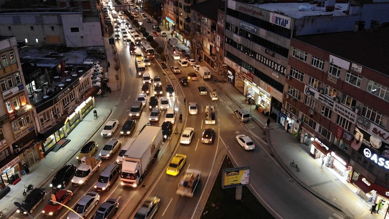 Sakarya’da 56 saatlik sokağa çıkma kısıtlaması öncesi trafik yoğunluğu