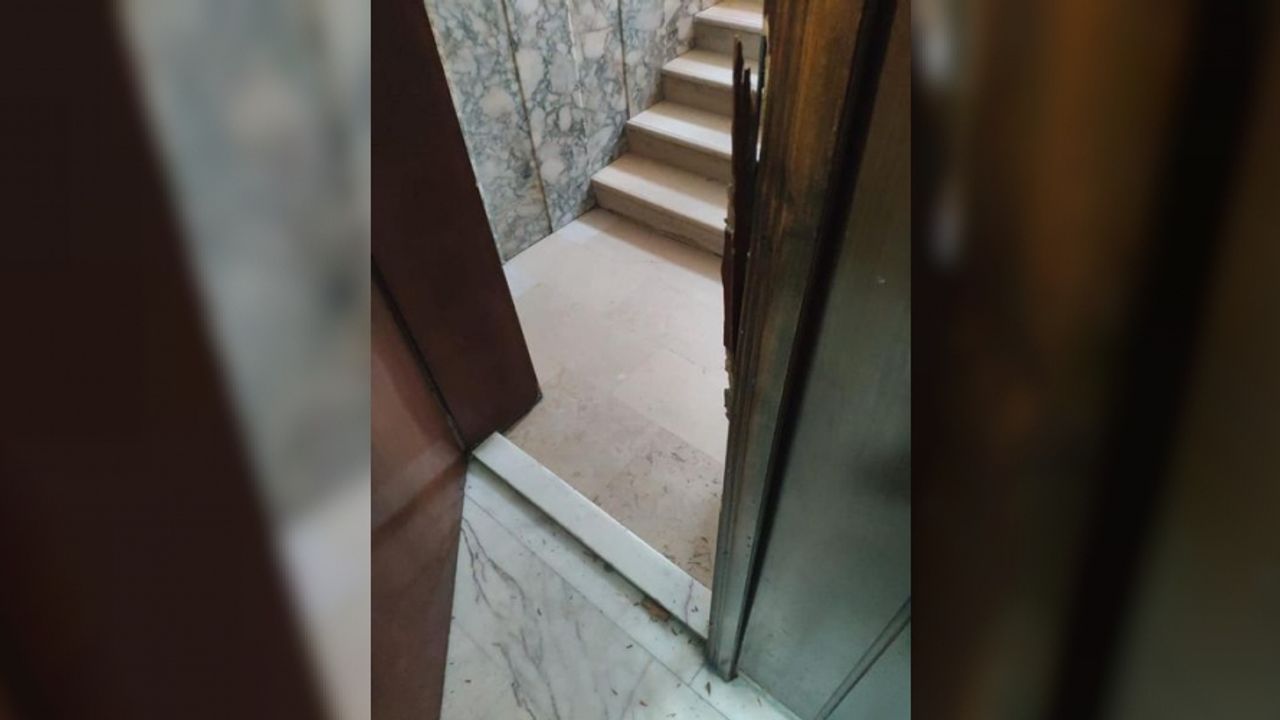 CHP ilçe binasının kapısı kırıldı