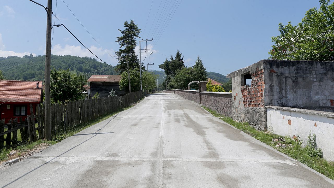 Akyazı’nın iki mahallesinde beton yol tamam