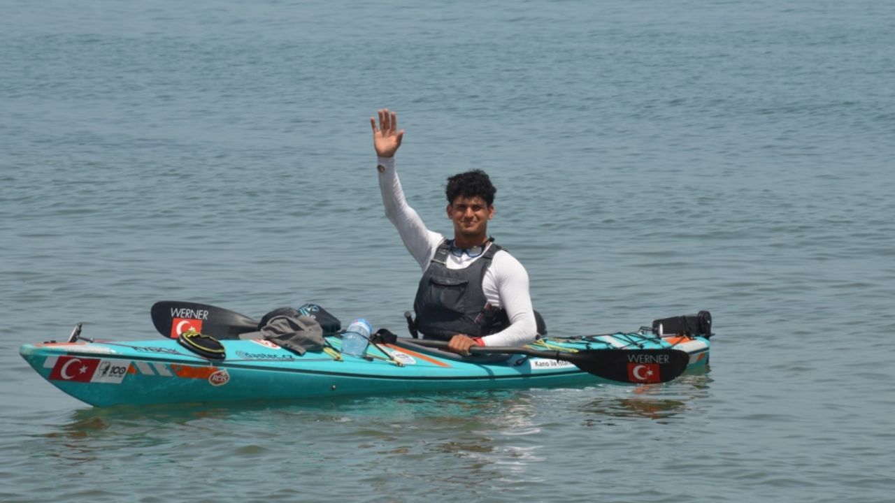 "Milli Mücadele Yolu"nu kanoyla geçen sporcular Sakarya'da mola verdi