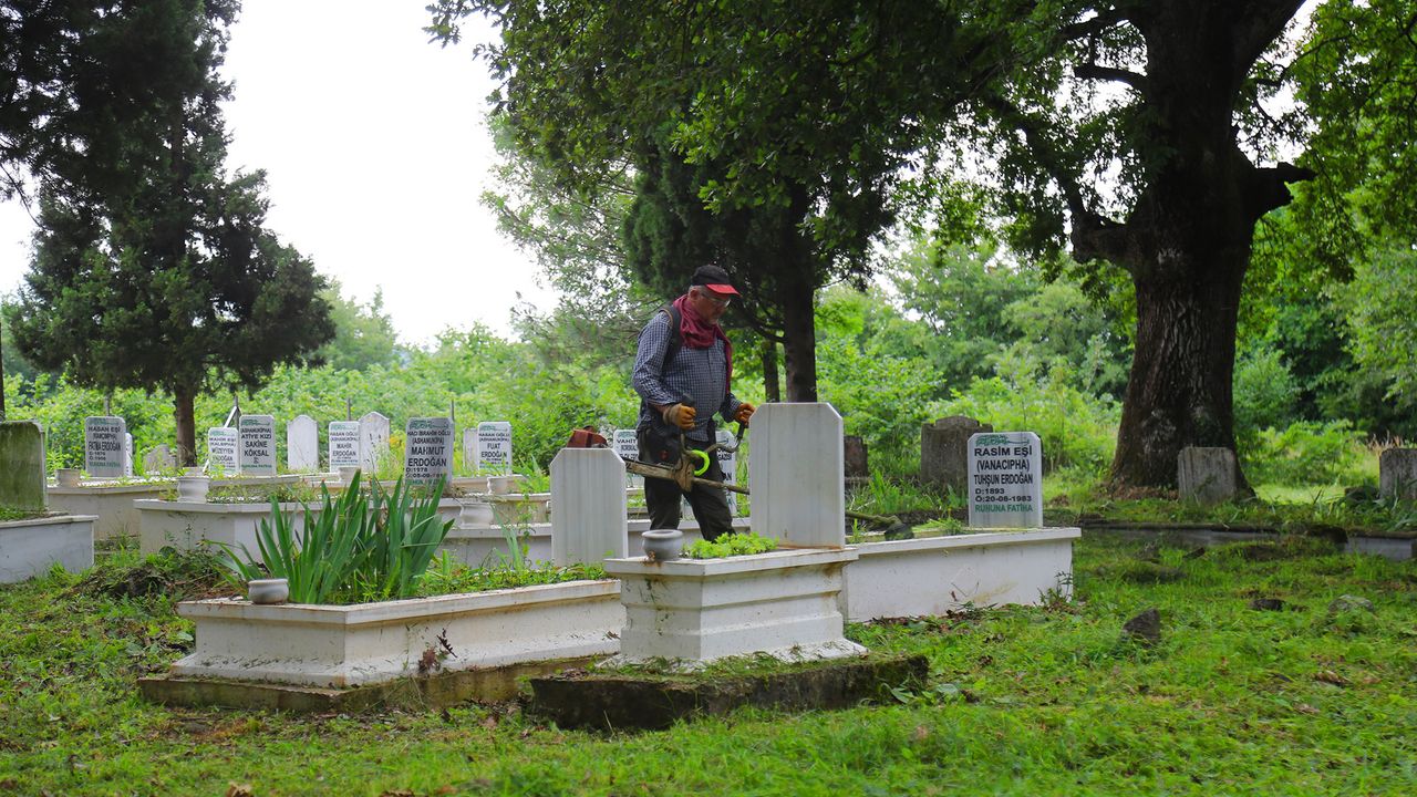 Büyükşehir 440 mezarlığı bayrama hazırladı