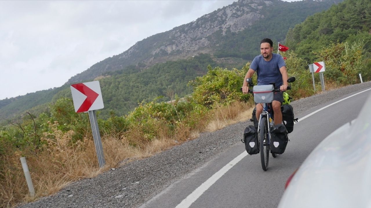 Cumhuriyet'in 100. yılı için Fransa'dan bisikletle yola çıkan akademisyen Türkiye'ye ulaştı