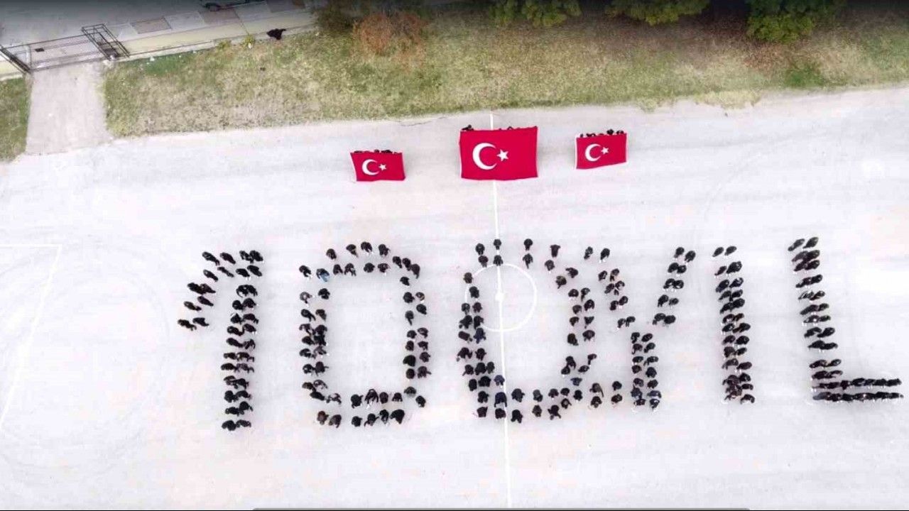 240 lise öğrencisi “100. Yıl” yazıp Türk bayrağı açtı
