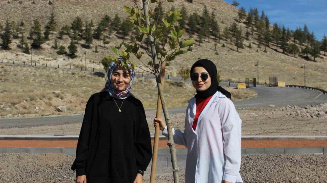 Başkan Çolakbayrakdar, 100. yılında 100 genç ile 100 ağaç dikti