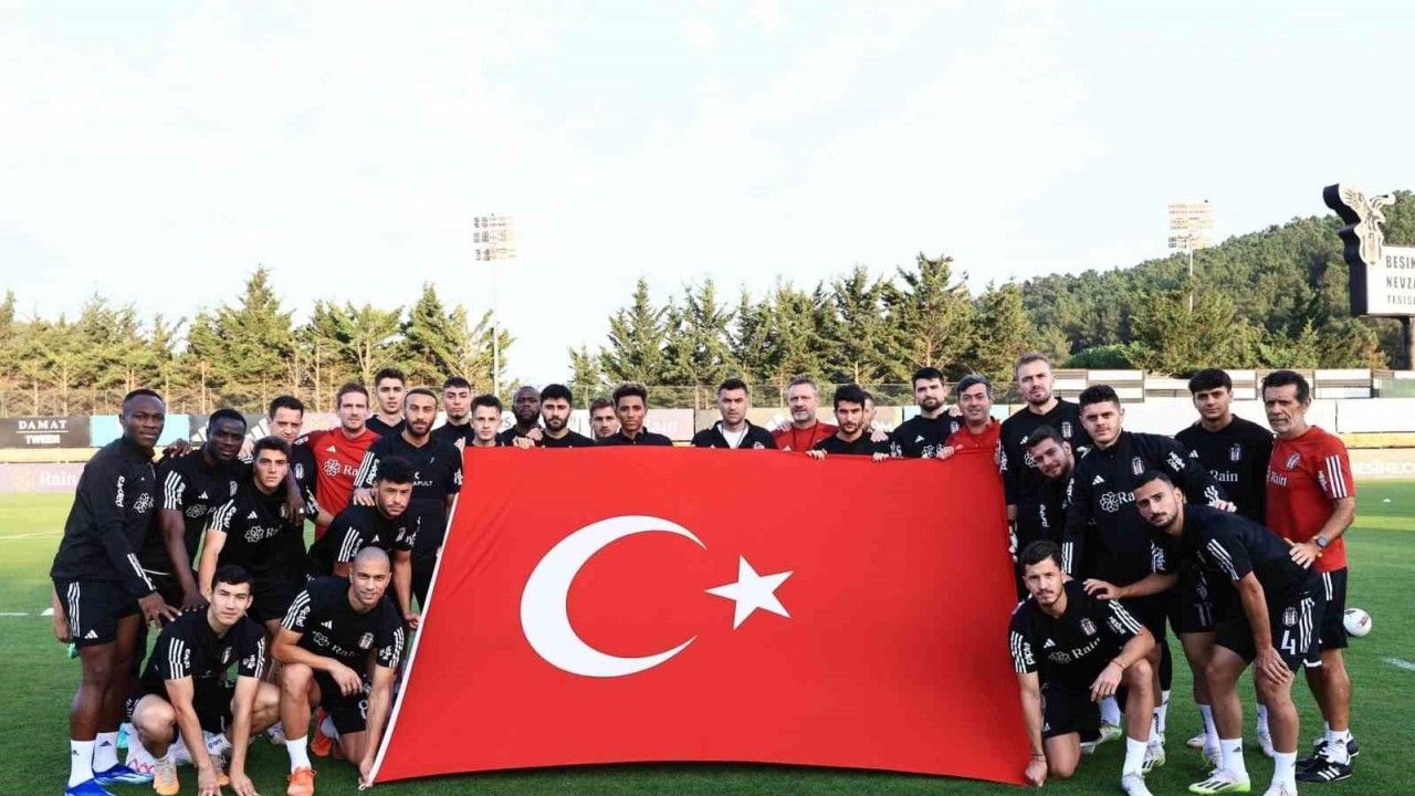 Beşiktaşlı futbolculardan Cumhuriyet’in 100. yılı kutlaması