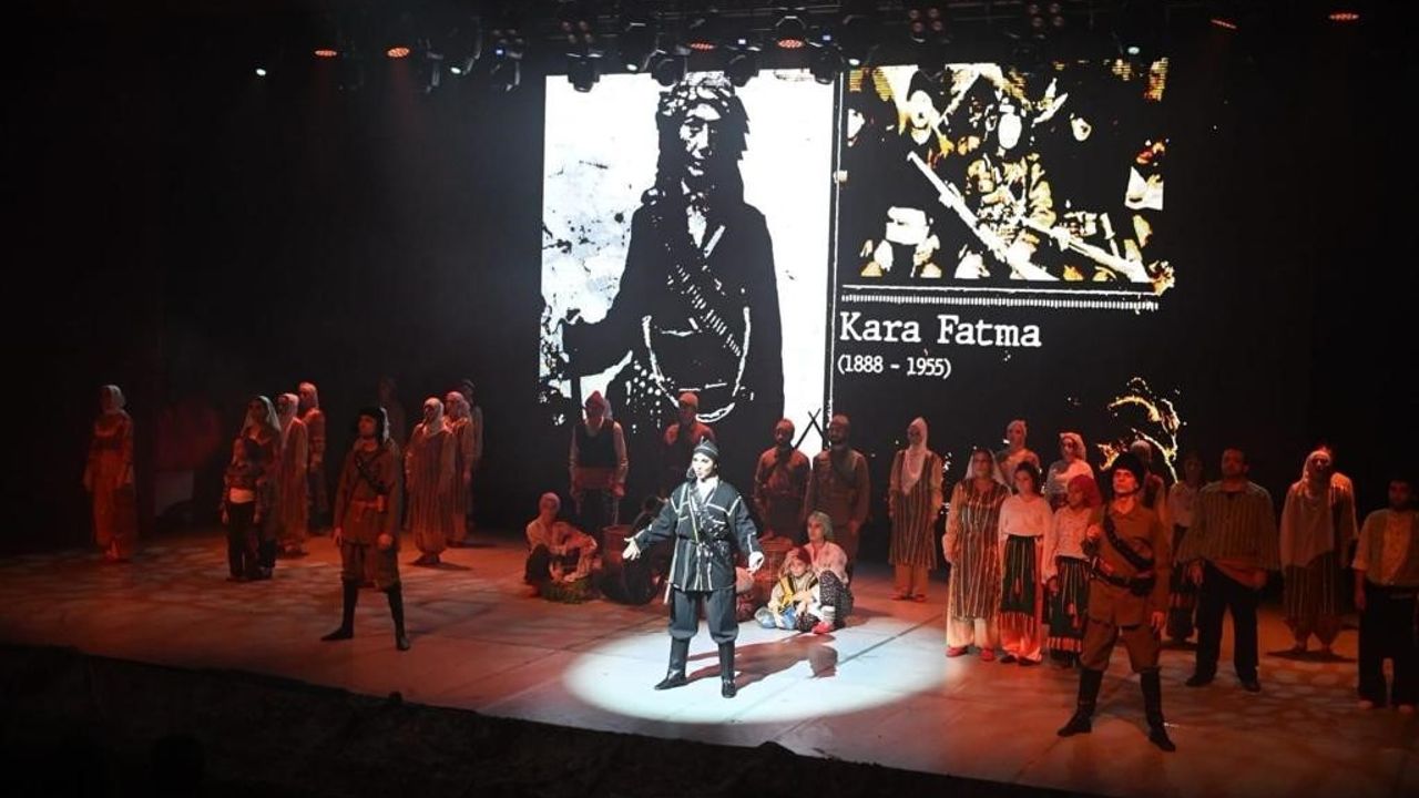 Çanakkale’de ‘Zafere Doğru Cumhuriyet Doğuyor’ gösterisi sahnelendi