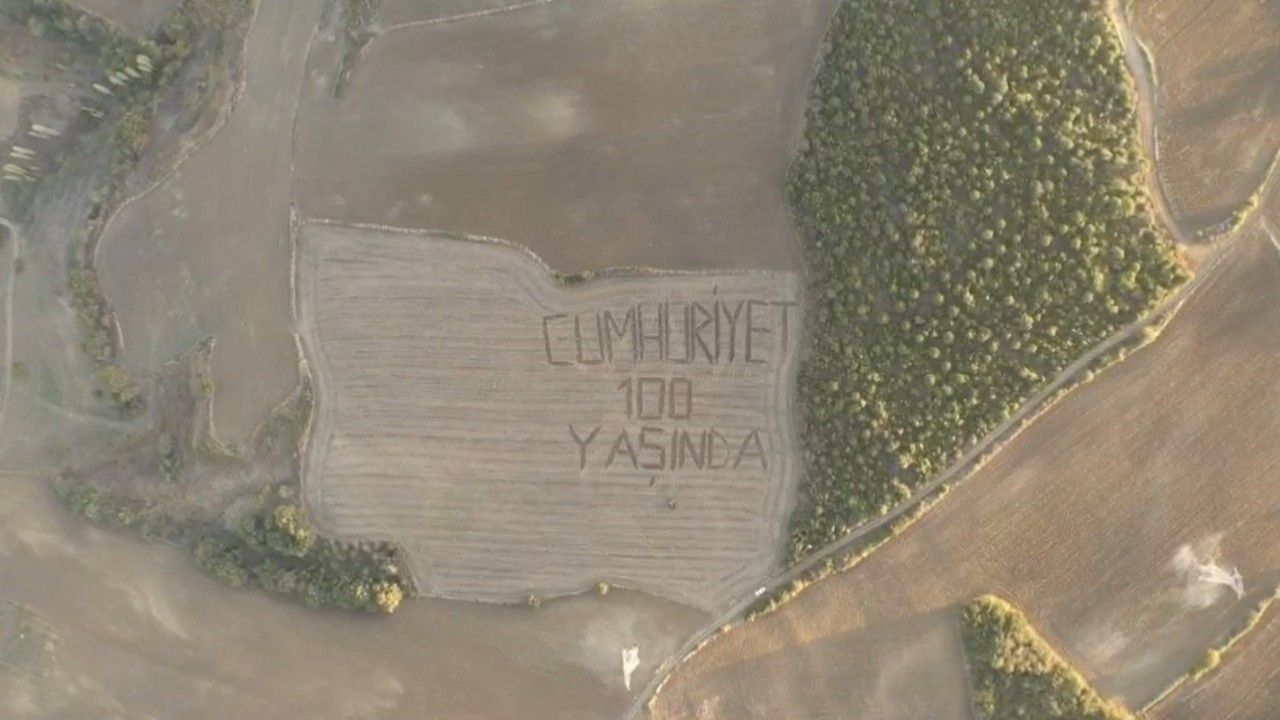 Çanakkaleli çiftçi tarlasına ‘Cumhuriyet 100 Yaşında’ yazdı