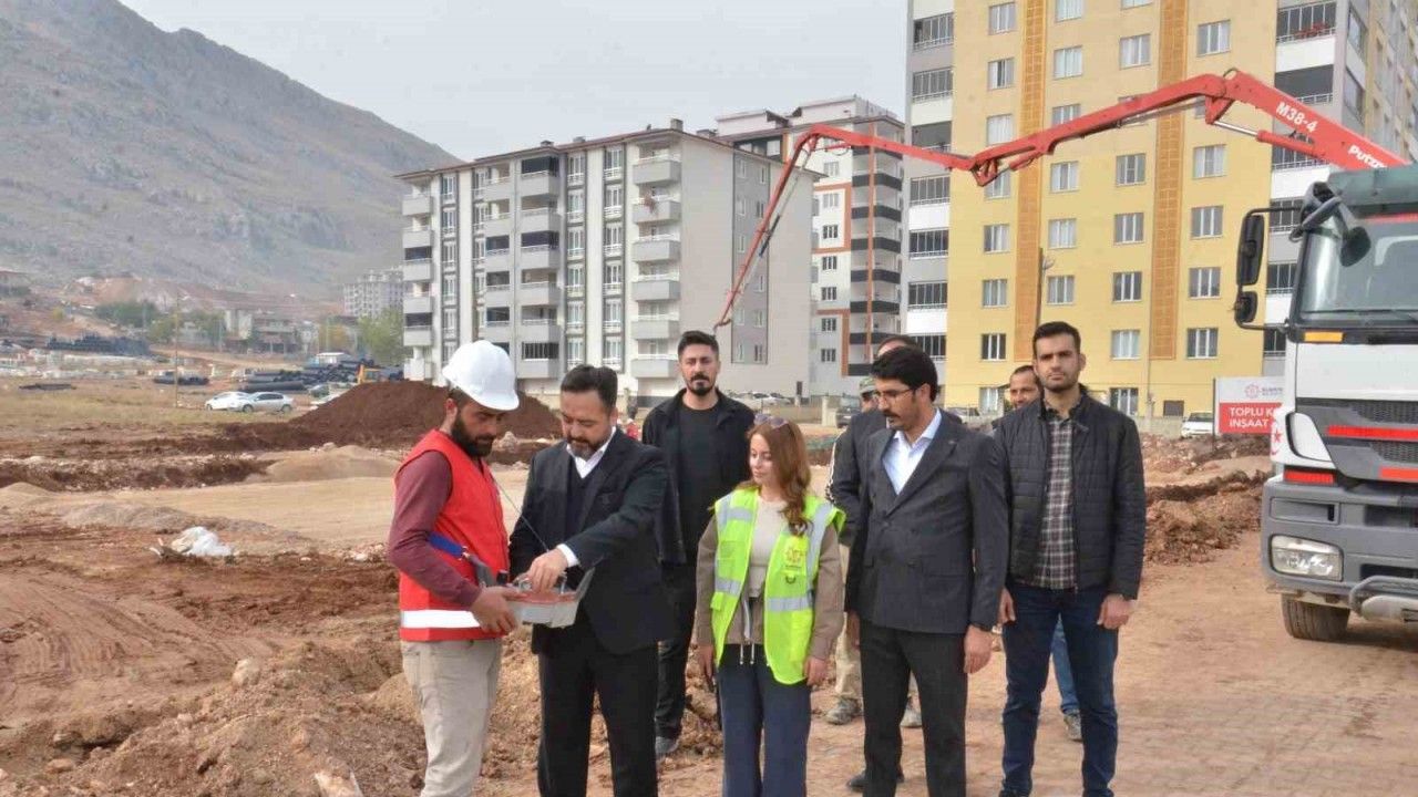Elbistan Belediyesinin ücretsiz sosyal konut projesinin temeli atıldı