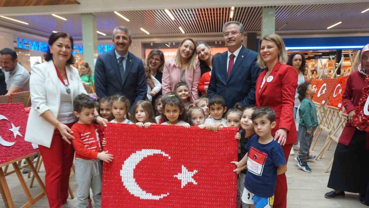 Geri dönüşüm malzemelerinden 100. yıla özel hazırlanan "Türk Bayrağı" sergisi açıldı