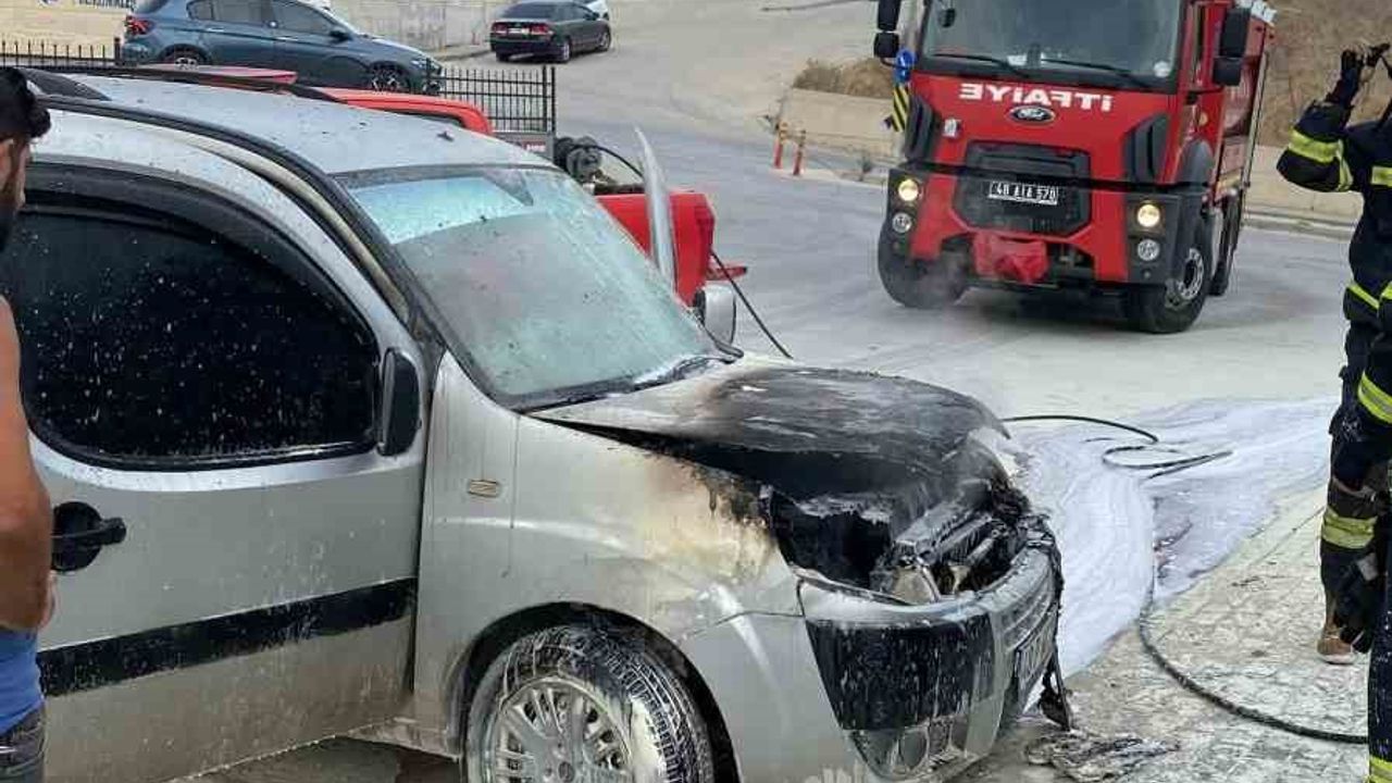Milas’ta araç yangını panikletti