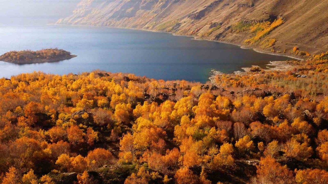 Yeryüzü cenneti Nemrut Kalderası’nda sonbahar güzelliği