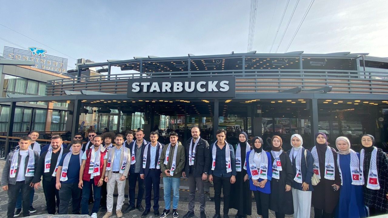 AK Partili gençler Starbucks’ta eylem yaptı