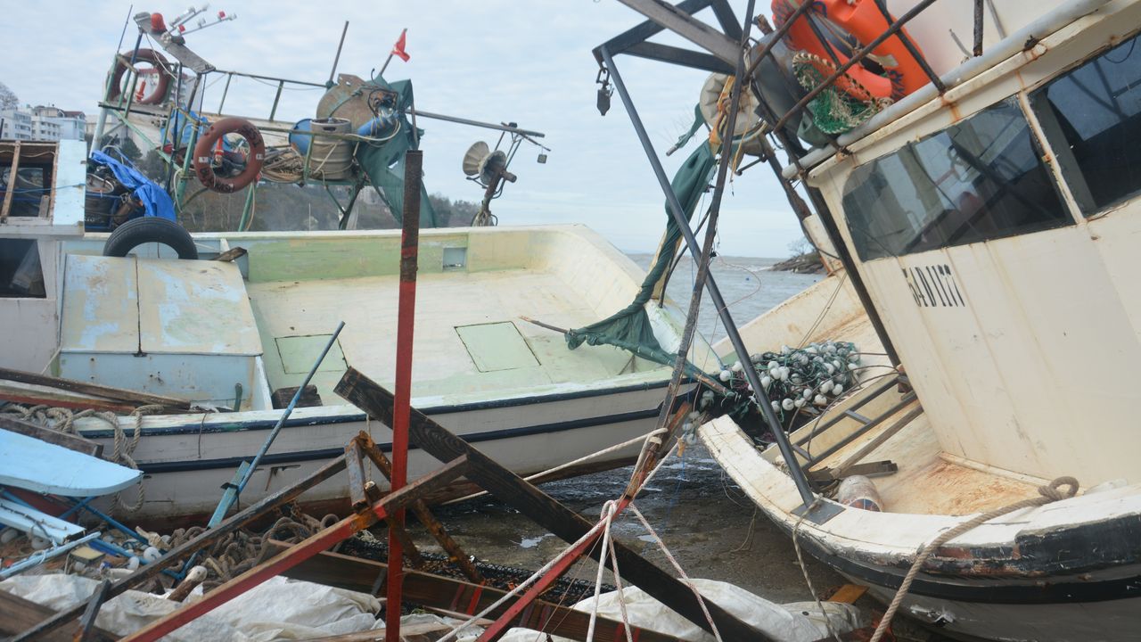 Balıkçıların zor günü: Tekneler karaya vurdu