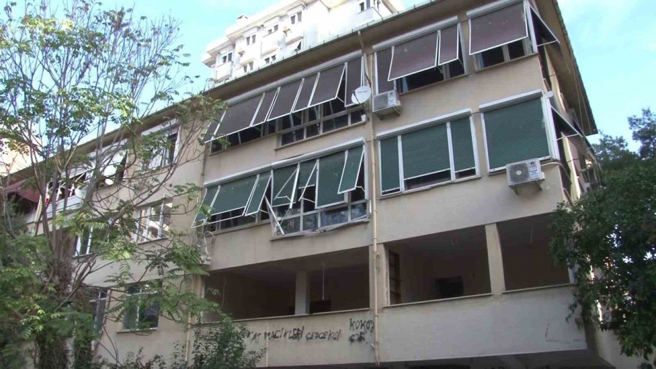 Kadıköy’de yıkılmayı bekleyen binaya defalarca hırsız girdi