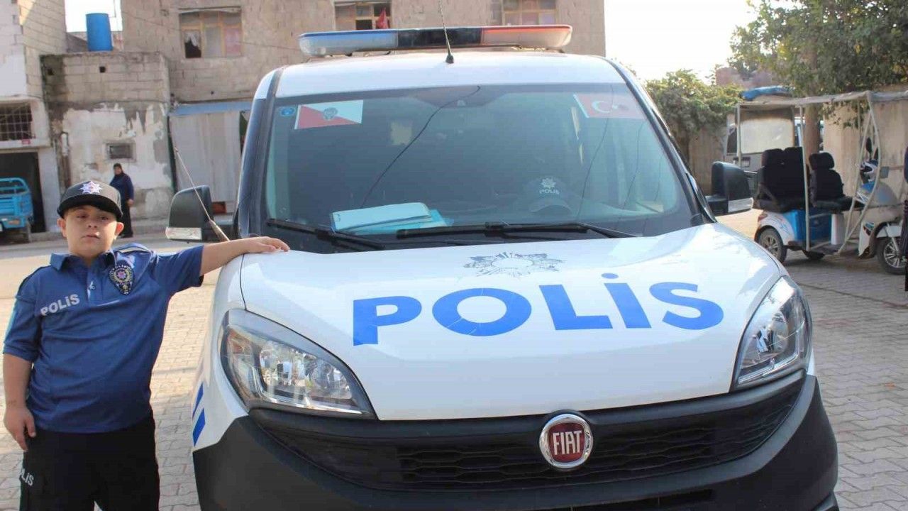 Telsizi eline alan down sendromlu Mehmet, bir günlüğüne polis oldu