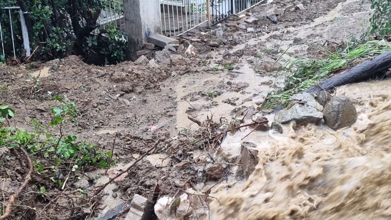 GÜNCELLEME - Yalova'da derenin taşması nedeniyle bazı sokak ve evleri su bastı
