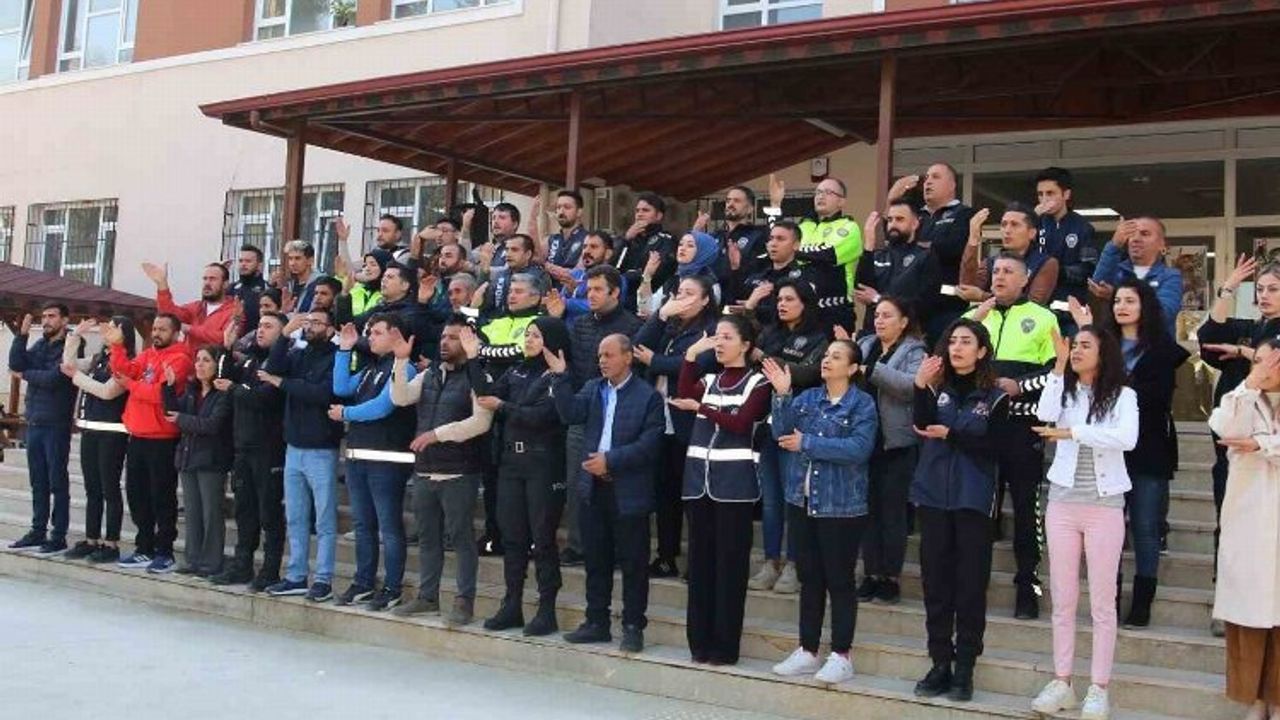 Hatay'da Türk Polisi'nden işaret dili ile İstiklal Marşı