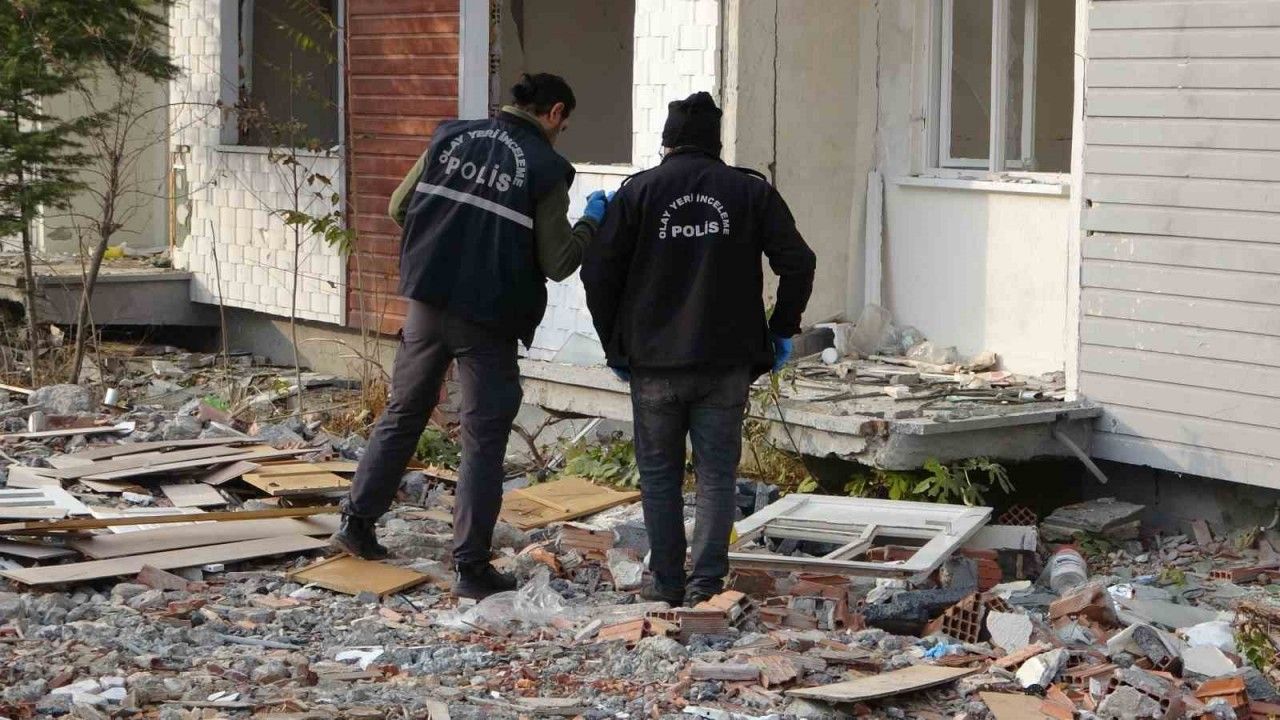 Ağır hasarlı binada söktüğü kapı ile 4. kattan aşığı düştü - Sakarya Son  Dakika Haberleri - Bizim Sakarya Gazetesi