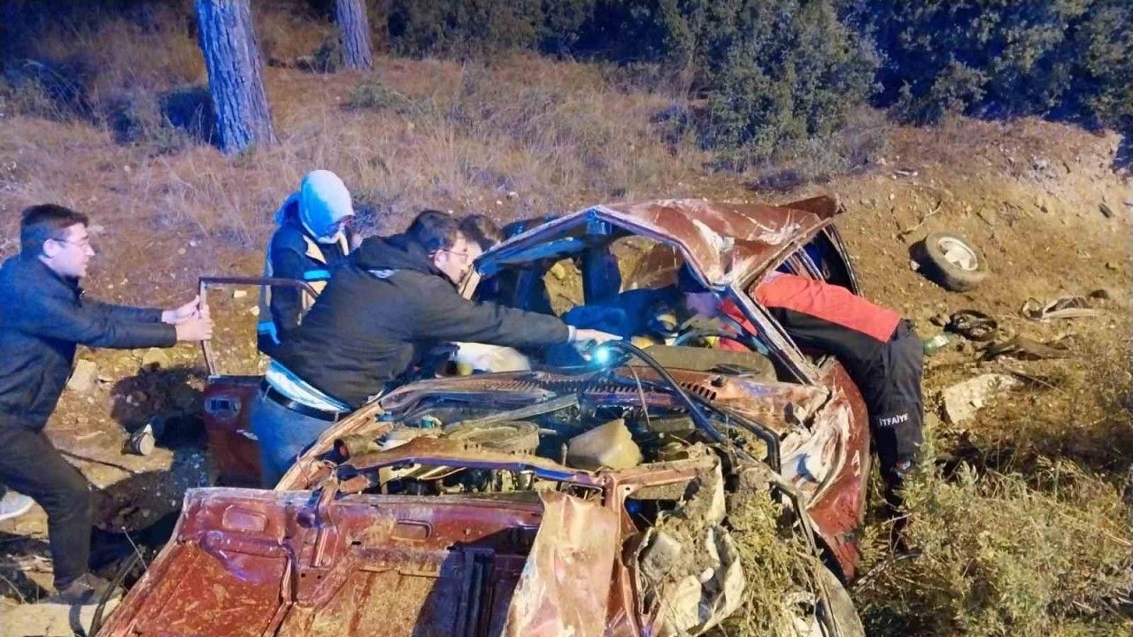 Burdur’da kontrolden çıkan otomobil takla attı: 1’i ağır 2 yaralı