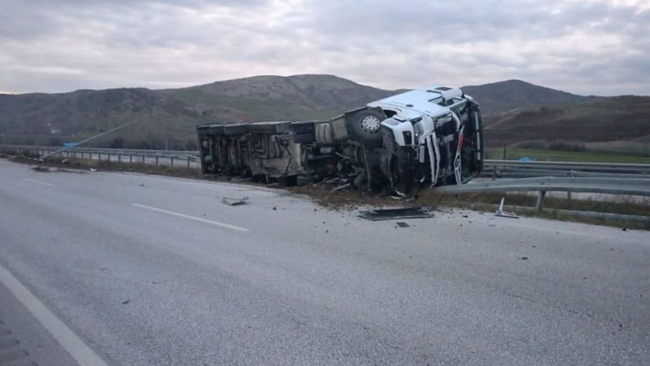 Akaryak t y kl tanker devrildi orum Ankara karayolu trafi e