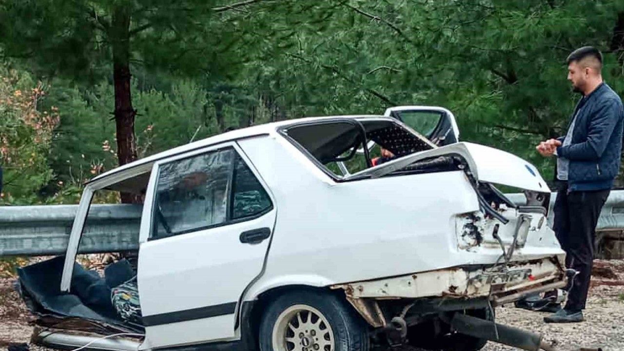 Tırla çarpışan Tofaş ortadan ikiye ayrıldı: 1'i ağır 2 yaralı - Sakarya Son  Dakika Haberleri - Bizim Sakarya Gazetesi