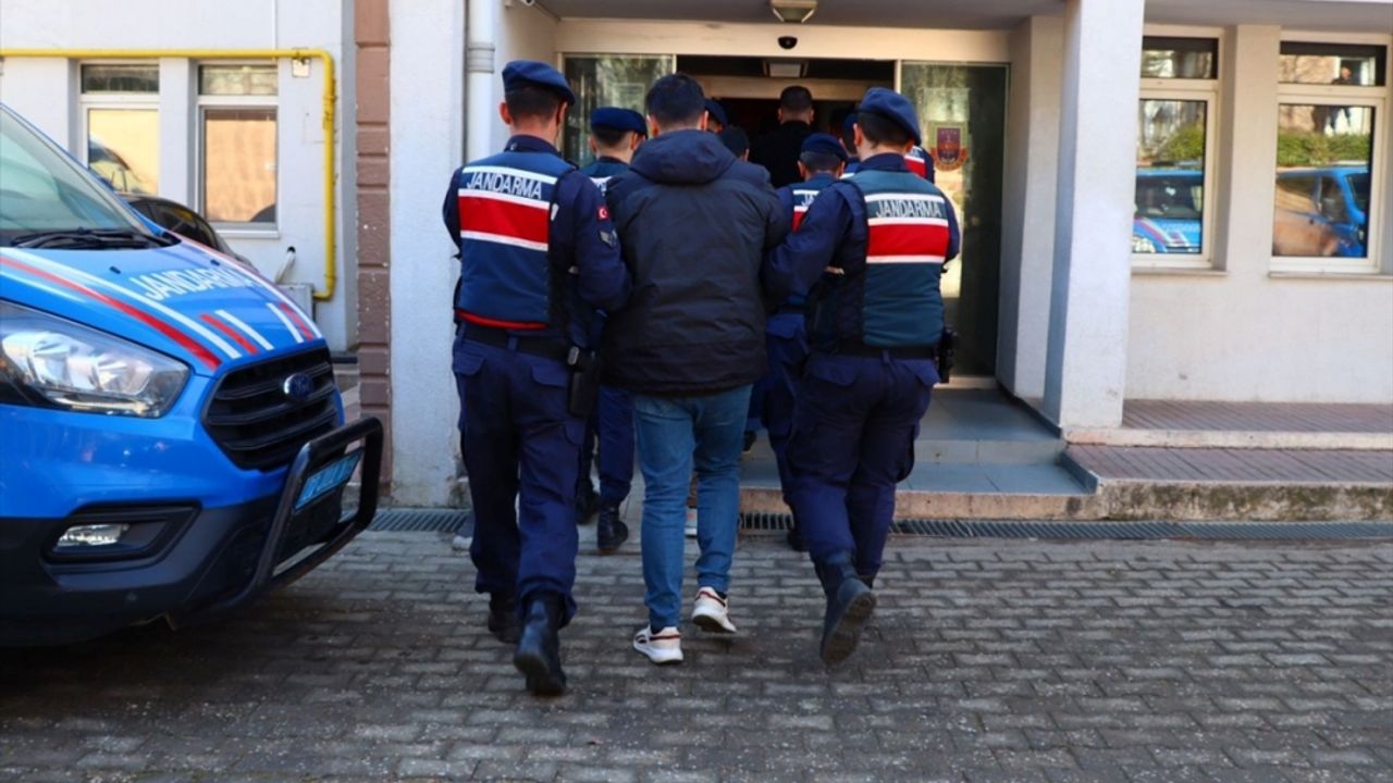 Edirne'de göçmen kaçakçılığı yaptıkları iddia edilen 5 zanlı tutuklandı