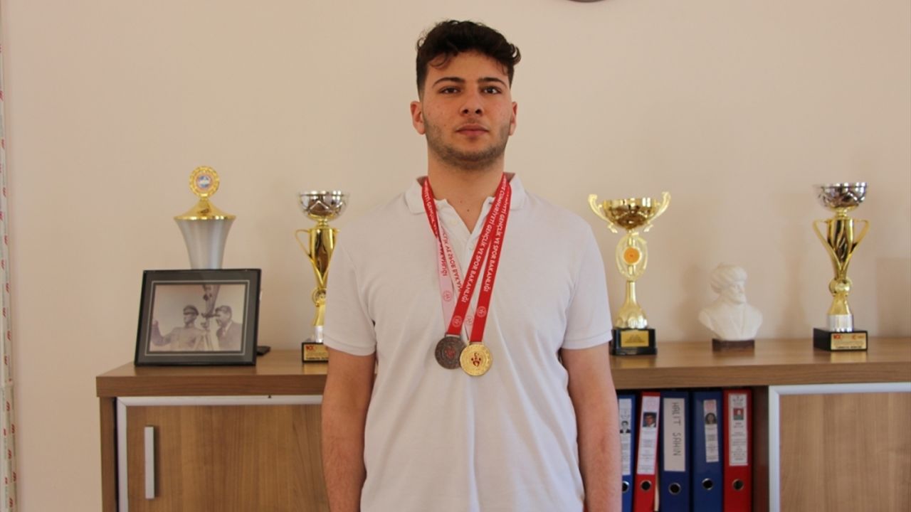 Şehit Mehmet Günenç Anadolu Lisesi öğrencisi, güreşte il birincisi oldu