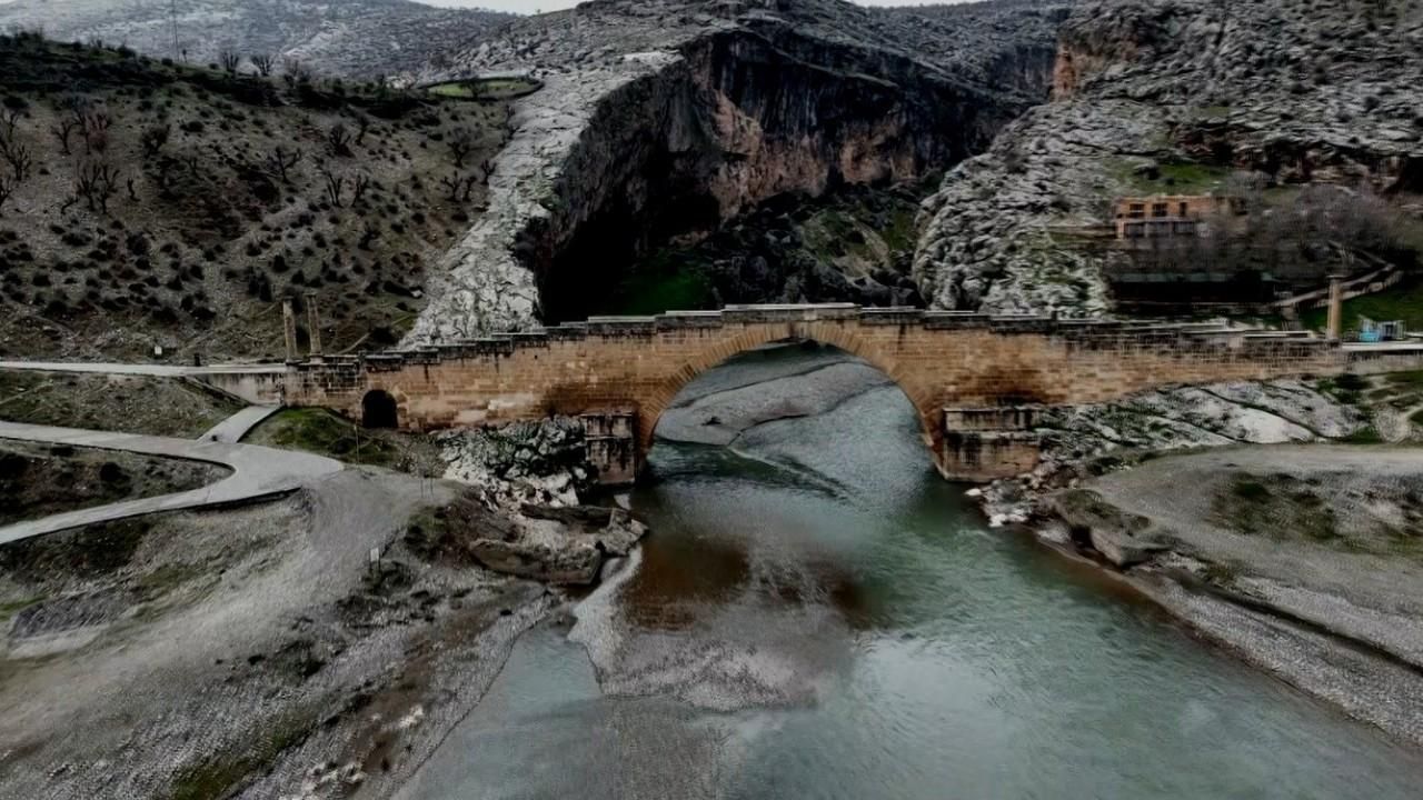 Adıyaman’daki tarihi köprü depremlere meydan okuyor