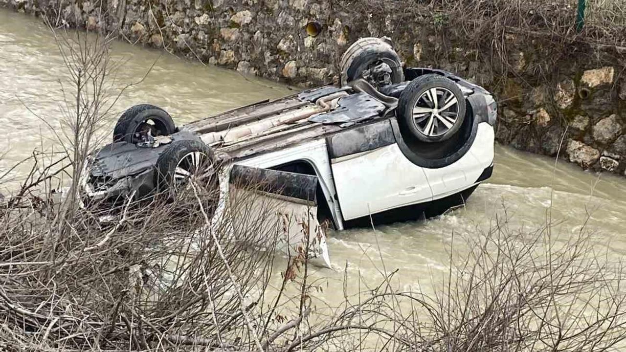 Bolu’da yoldan çıkan cip dereye uçtu: 4 kişi boğulmak üzereyken kurtarıldı