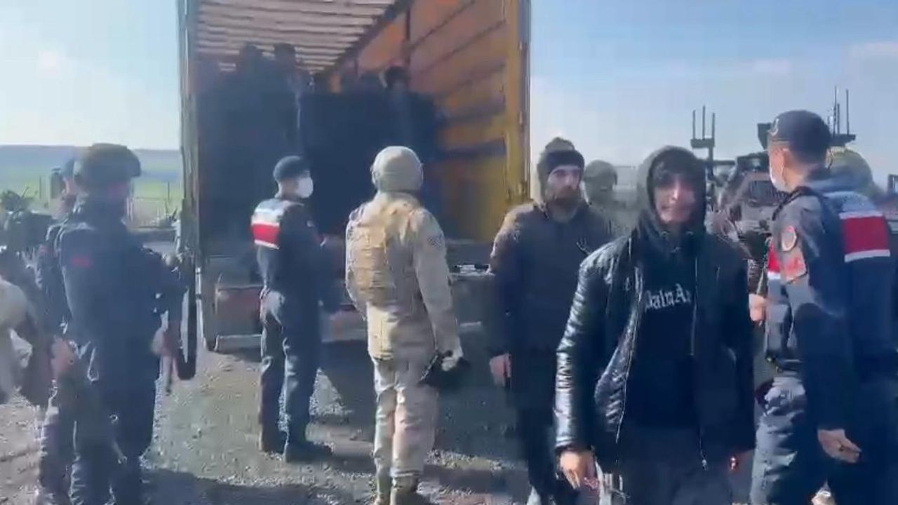 Diyarbakır’da tırda 72 kaçak göçmen yakalandı