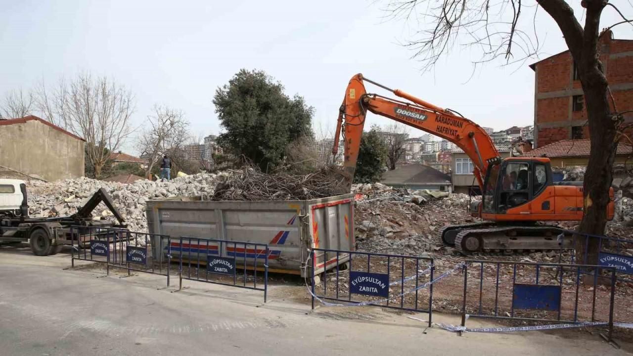 Eyüpsultan’da Haliç Hospital binasının yıkımı tamamlandı