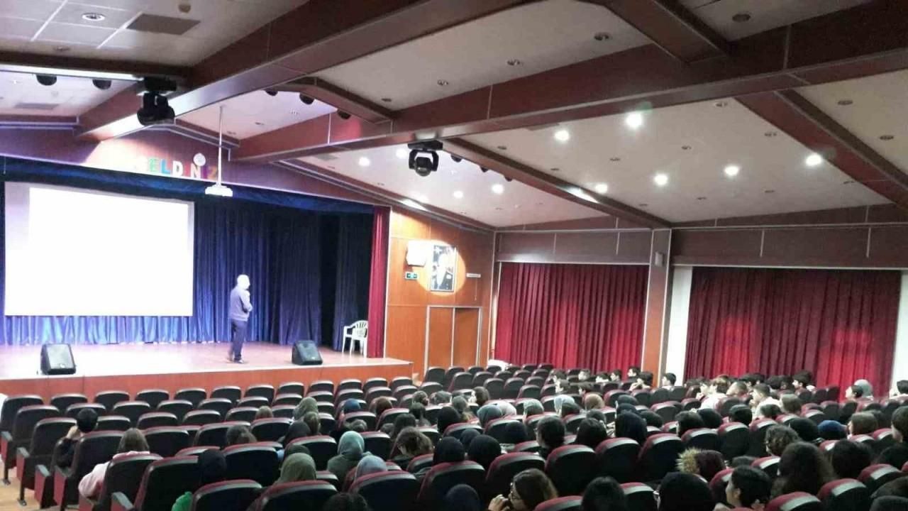 İzmir’de “Kur’an-ın Mucizeleri” konferanslarına öğrencilerden yoğun ilgi