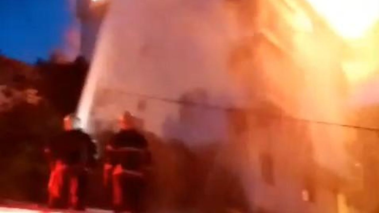Rize’de bir binada çıkan çatı yangını korkuttu