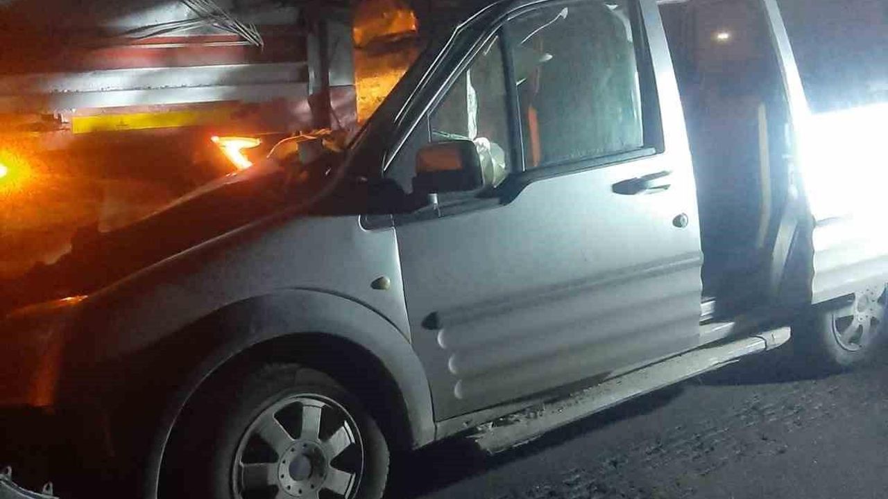 Tıra çarpan hafif ticari aracın sürücüsü kaldırıldığı hastanede öldü