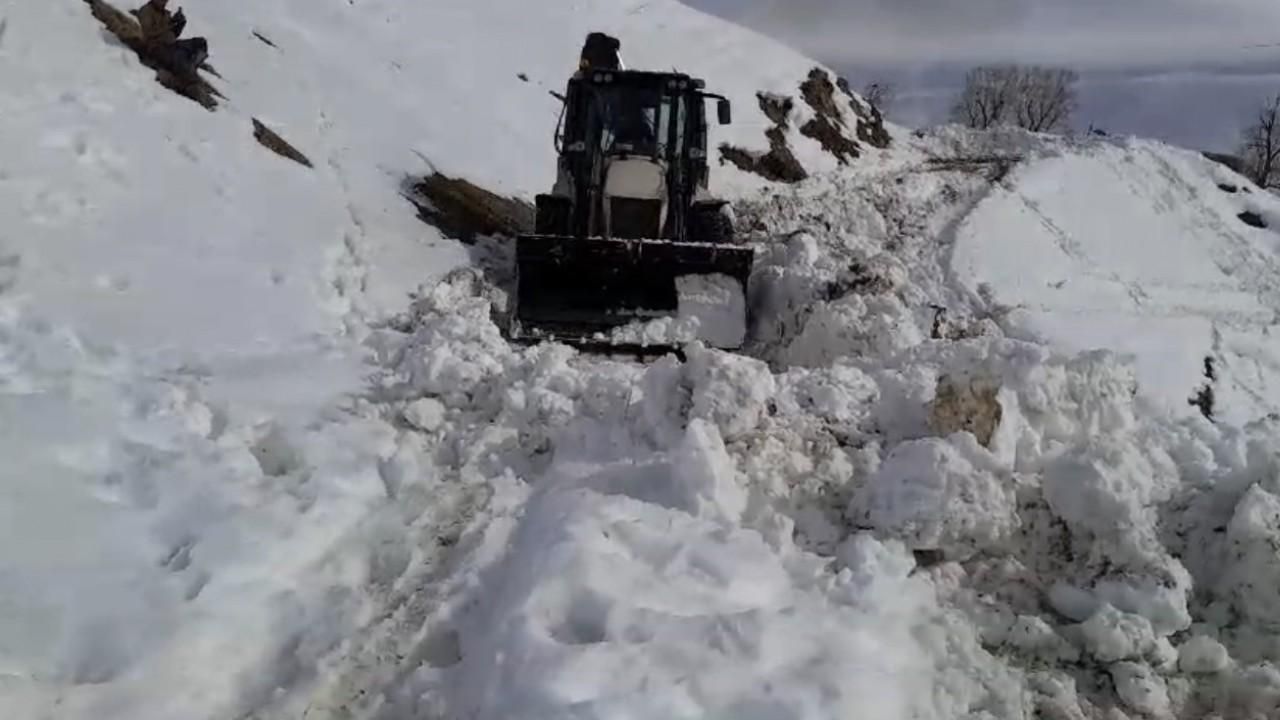 Yüksekova’daki köy yollarında karla mücadele çalışması devam ediyor
