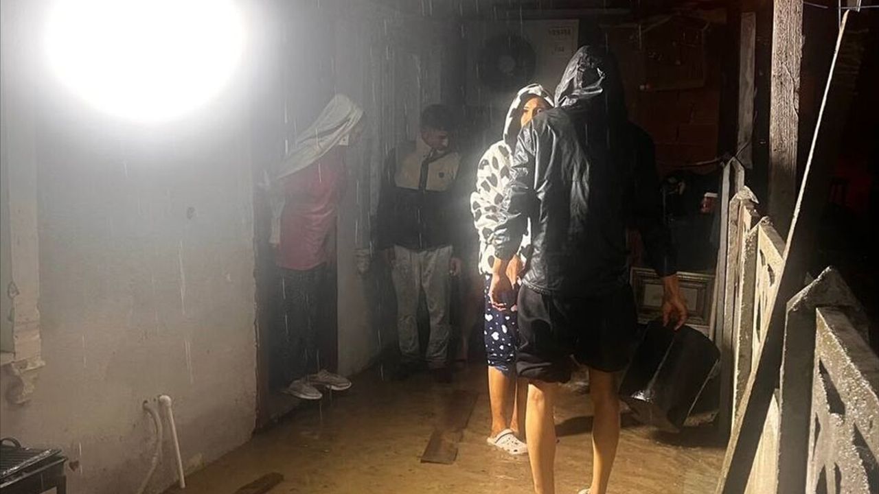 Sakarya'da sağanak nedeniyle 2 evi su bastı