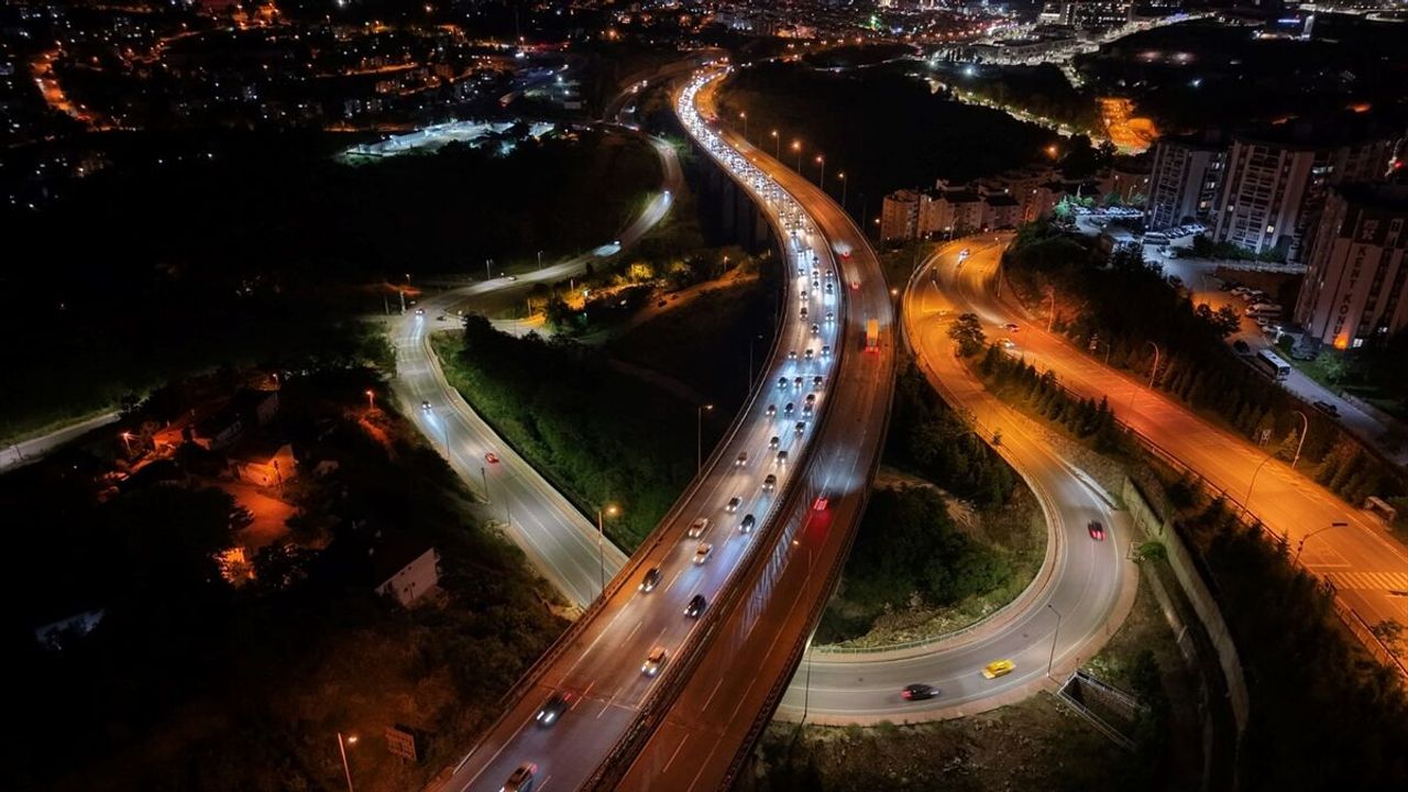 Tatilcilerin dönüşe geçmesiyle Anadolu Otoyolu'nun Kocaeli kesiminde akıcı yoğunluk yaşanıyor