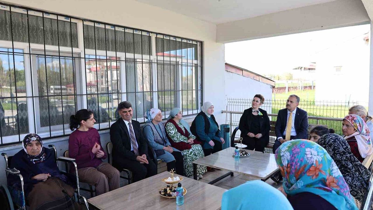Ağrı Valisi Bozkurt'tan bayramda şehit aileleri, gazi, çocuklar ve huzurevi sakinlerine ziyaret