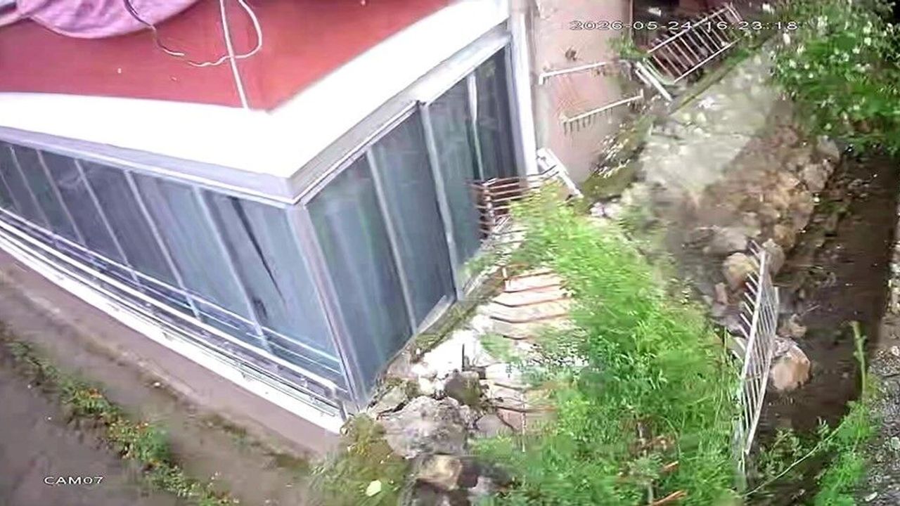 Amasya'da duvarın yıkılma anı kamerada: Gürültüyü duyanlar deprem sanmıştı