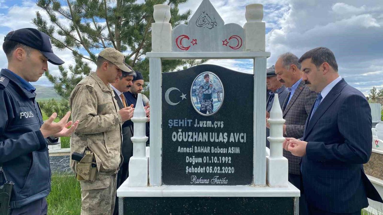 Arpaçay'da bayramda duygulandıran şehitlik ziyareti
