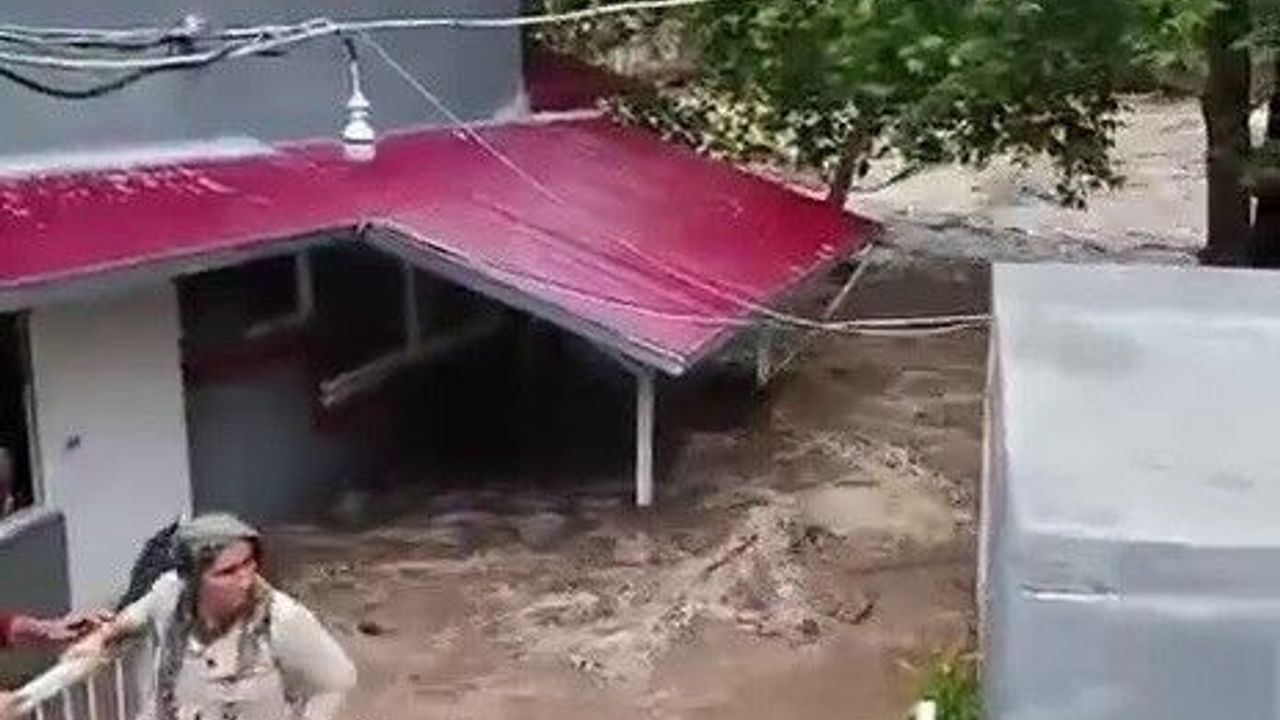 Aşırı yağışla birlikte taşan dere evleri su altında bıraktı
