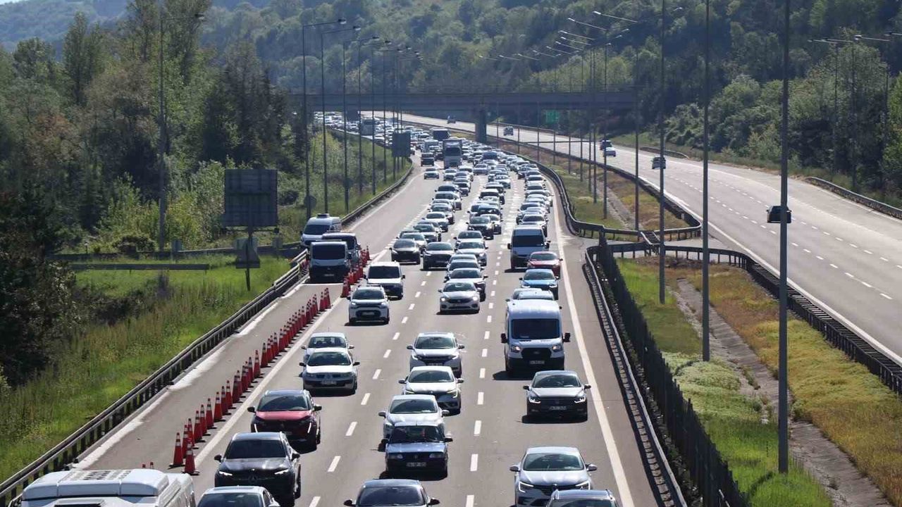 Bayram tatilinin bitmesiyle Bolu geçişinde trafik durma noktasına geldi