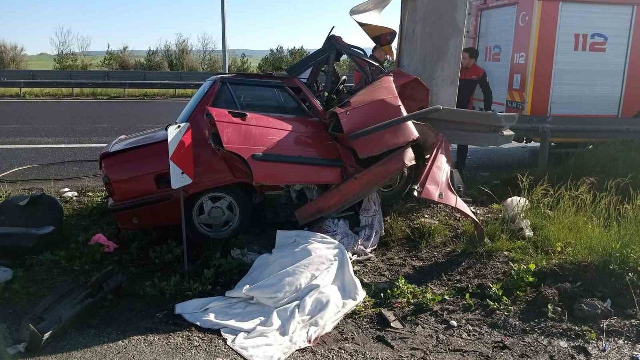 Bolu'da otomobil yön direğine çarptı: 2 ölü, 1 yaralı