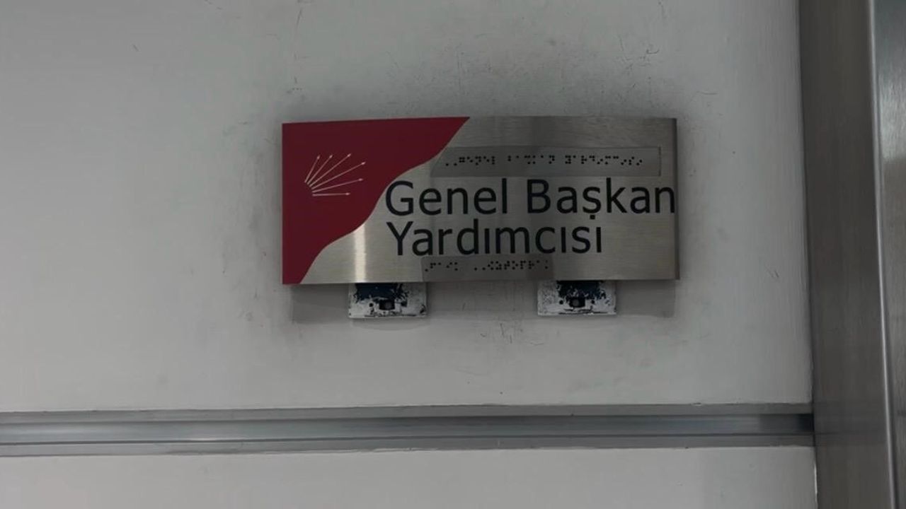 CHP'de tahliye sonrası temizlik çalışmaları devam ediyor