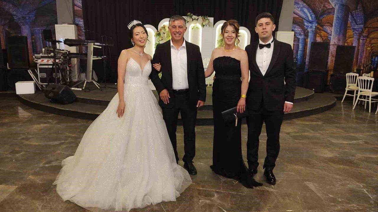 Denizli'de Türk-Kore esintili görkemli düğün