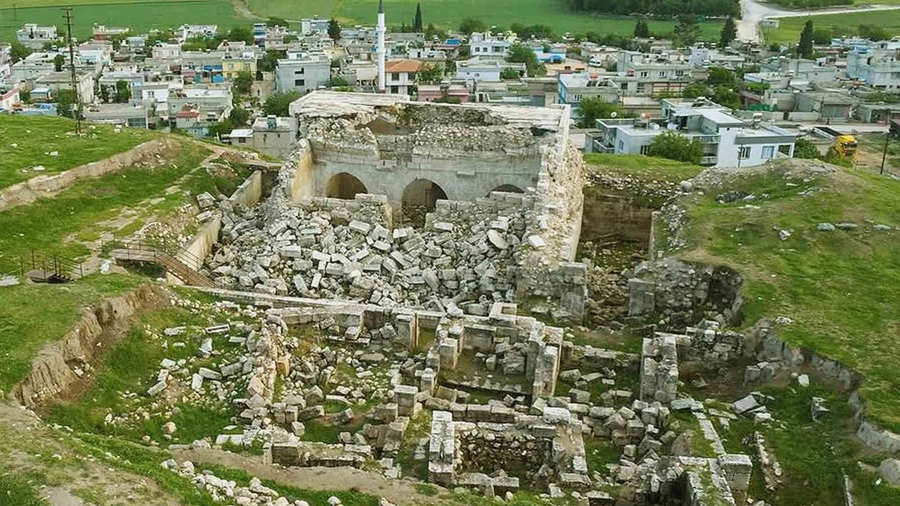 Depremde hasar gören tarihi iç kale camii restorasyon bekliyor