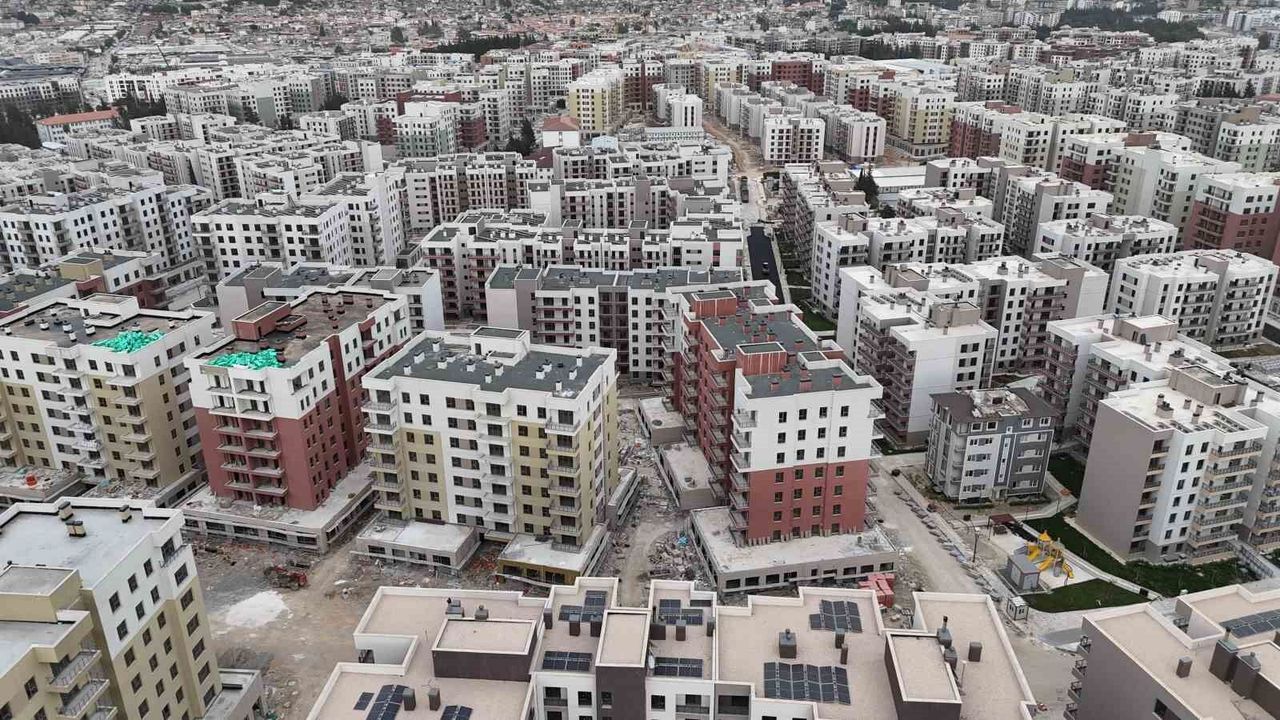 Depremde yüzlerce kişiye mezar olan ve yeniden inşa edilen mahallede şükür namazı kılındı