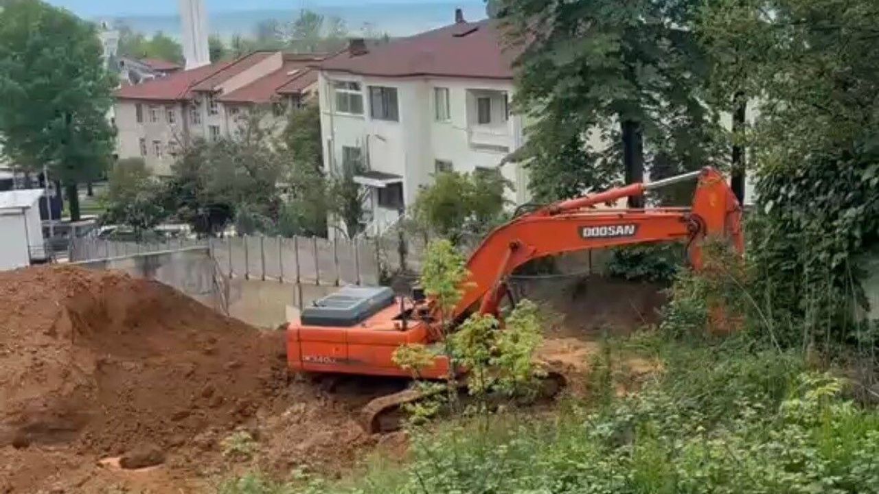 Düzce'de inşaat alanında toprak kaydı, bina sakinleri sokağa döküldü